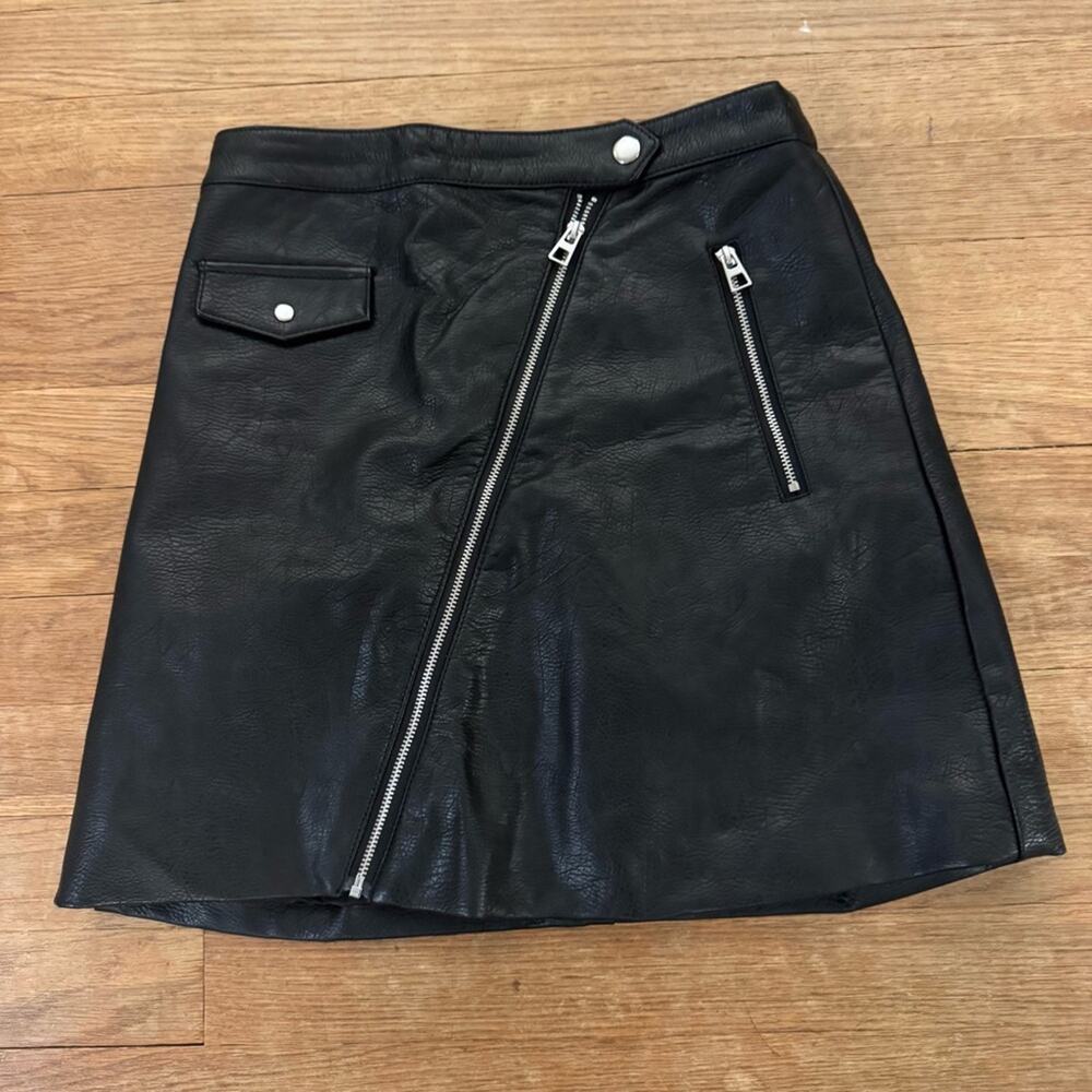 H&M Divided black faux leather moto mini skirt size 2
 b27